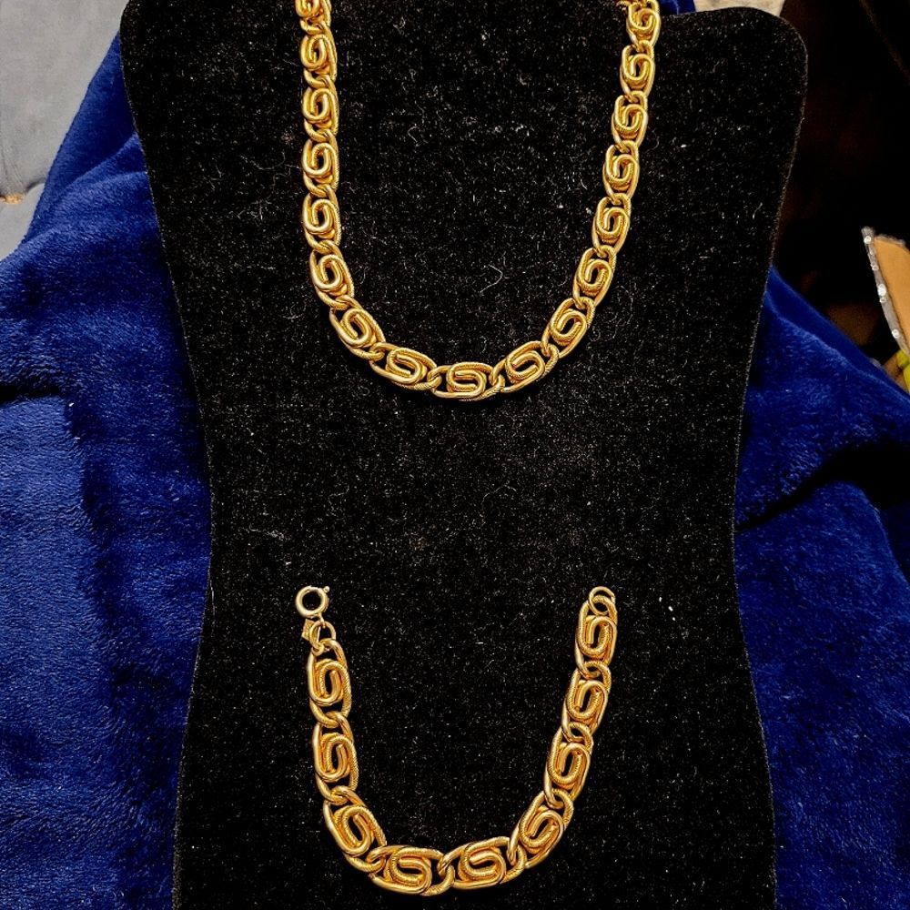 Sarah Coventry Paper Clip Style  Gold Tone Necklace & Bracelet